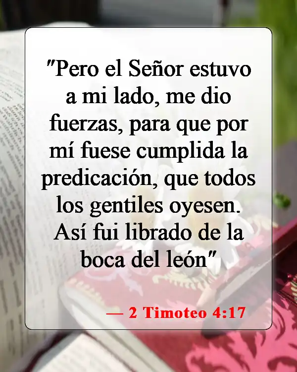 Versículos de la Biblia sobre Dios estando con nosotros (2 Timoteo 4:17)